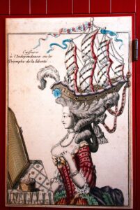 1778 gewann in einer Seeschlacht das französische Schiff "Belle Poule" gegen die englische "Arethusa". Damit begann die französische Unterstützung des amerikanischen Unabhängigkeitskrieges. Dieser Sieg erregte soviel Aufmerksamkeit in Frankreich, dass in Versailles sogar Frisuren zur Feier dieses Ereignisses kreiert wurden.