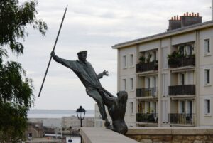 Diese Bronzestatue in La Revouvrance ehrt die einfachen Leute aus La Recouvrance, die im Marinestützpunkt ihr Auskommen fanden. Sie werden auch in einigen Seemannsliedern besungen. Zwei dieser "Besungenen" dienten als Vorlage für diese Statue.
