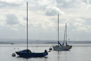 Boote an Mooringbojen vor Maison Blanche