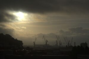 Morgens quält sich die Sonne durch den Nebel