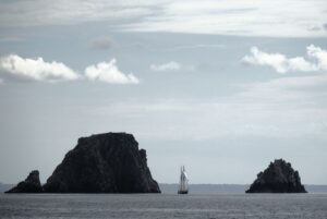 Die La Recouvrance segelt zwischen den Felsen hindurch