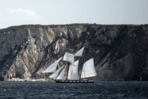 Die La Recouvrance vor der Felsküste