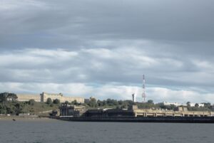 Der ehemalige deutsch U-Boot Bunker in Brest und darüber die Offiziersschule des Marinestützpunkts