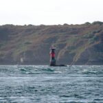 Am Leuchtturm in der Fahrwassermitte steht heute ordentlich Seegang