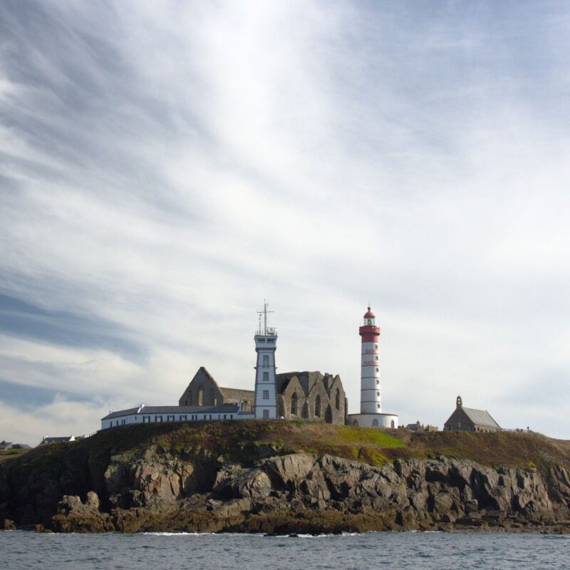 Ponte Saint-Mathieu - von links nach rechts: Sémaphore de la Pointe Saint-Mathieu eine Überwachungsstation der Marine von 1906, die Ruine eines ehemaligen Benediktinerklosters aus dem 16. Jahrhundert, der Leuchtturm Saint Mathieu von 1835 und die Kapelle Notre-Dame-de-Grâce von 1861