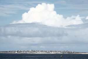 In der Ferne ist der Ort Île-Molène auf der Insel Molène zu sehen