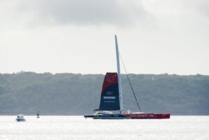 Unterwegs haben wir auch den riesigen Trimaran gesehen, den wir schon im Hafen Moulin Blanc gesichtet hatten. Allein das Setzen des Großsegels dauert gefühlte Ewigkeiten. Dafür hat er aber schon etliche Pokale geholt, wie uns der Skipper der La Recouvrance berichtet hat.