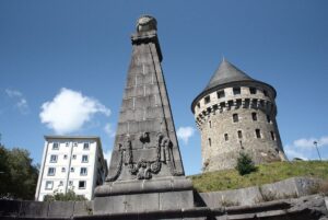 La Fontaine mit dem Tour Tanguy und moderner Bebauung dahinter im Stadtteil Recouvrance