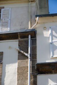 Alte Häuser in Recouvrance mit angebauten Sicherungsringen