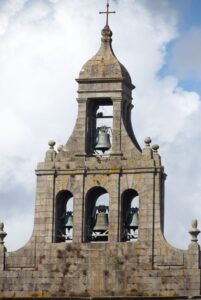 Der südamerikanisch anmutende Glockenturm der Kirche Eglise de Saint Saveur de Recouvrance