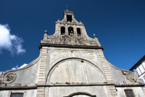 Der etwas industriell wirkende Giebel der Kirche Eglise de Saint Saveur de Recouvrance