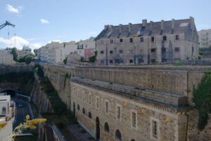 Blick von oben in das Trockendock (am linken Bildrand), die Kantine (unten rechts) und das Gefängnis (oben rechts)