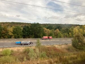 Der erste Teil der Strecke nach Rennes führt parallel zur Autobahn entlang. Die Vegetation ist an vielen Stellen braun.