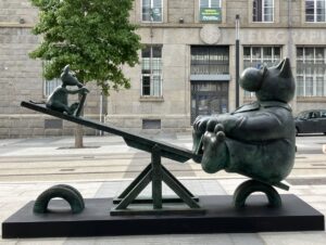 "Le Chat" beim vergeblichen Wippen mit einer Maus