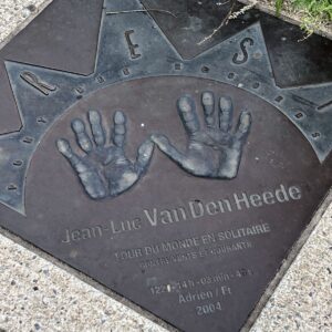 Jean-Luc Van Den Heede hat eine Ehrenplakette am Yachthafen. Er hat 2004 den Rekord für eine Einhandweltumseglung gegen die vorherrschenden Winde (also falsch herum) aufgestellt. Dass die Hände danach nicht mehr frisch manikürt aussehen, zeigen diese Handabdrücke von ihm.