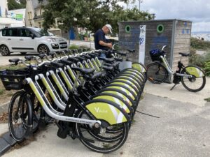 Fahrradrückgabestation in Ste. Anne. Die Fahrräder werden untereinander verbunden und über die Verbindung zu den anderen Fahrrädern geladen. Dadurch kann immer nur auf der linken Seite ein Fahrrad entnommen oder zurück gegeben werden.