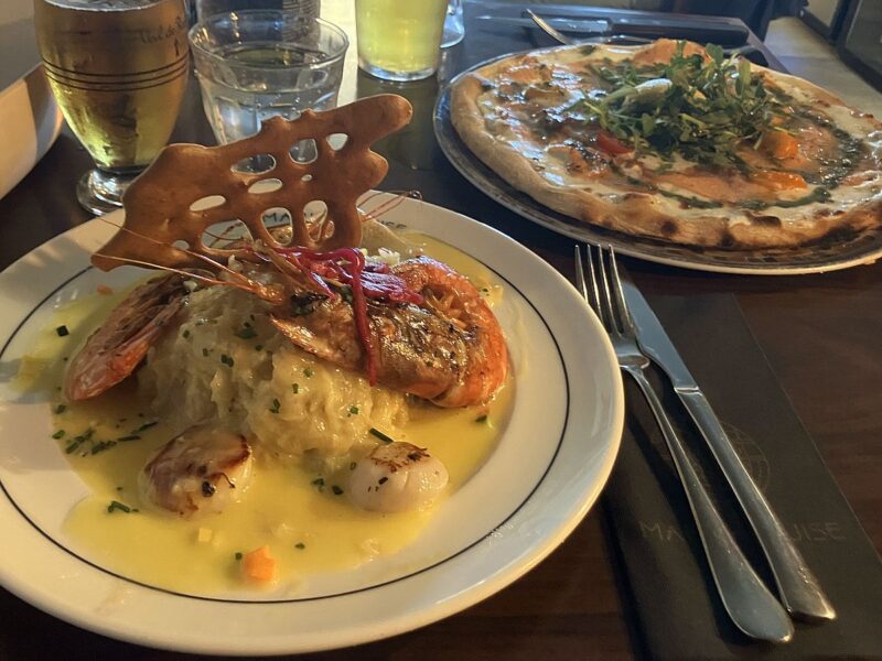 Sauerkraut mit Fisch und Meeresfrüchten, sowie Pizza mit Lachs  - alles sehr lecker!