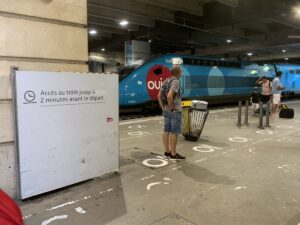 Zugang zum Bahnsteig am Gare de Montparnasse