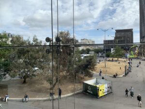 Blick aus dem Wartesaal des Bahnhofs auf den Vorplatz mit seinen überhaupt nicht mehr grünen "Grünanlagen"