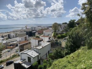 Weiter Blick vom Balkon über die Rade de Brest