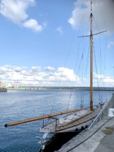 Im Hafenbecken neben dem Yachthafen liegen schöne klassische Yachten, vermutlich J-Class - alte Americas Cupper