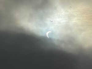 Die Sonnenfinsternis hinter Wolken