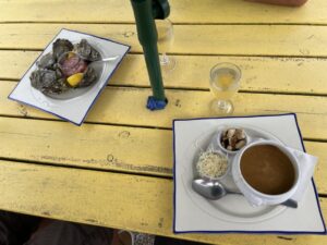 Austern und Fischsuppe