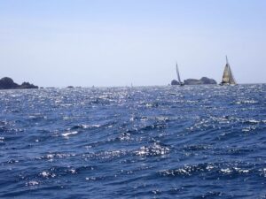 Segeln vor dramatischer Kulisse