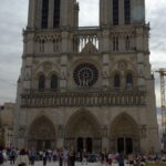 Die Westseite von Notre Dame mit dem Haupteingang. Hier stehen die Besucher Schlange.