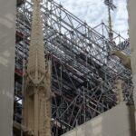 Die Baugerüste von Notre Dame geben einen kurzen Blick auf die restaurierte Spitze frei, die beim Brand vollständig zerstört wurde und in das Kirchenschiff stürzte