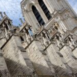 An der Nordseite zu sehen, dass die Fassade noch restauriert werden muss