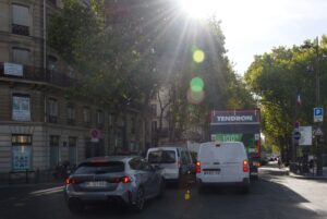 Morgendlicher Straßenverkehr in der Nähe der Seine