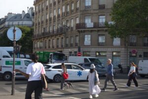 Morgendlicher Straßenverkehr und Fußgänger in der Nähe der Seine