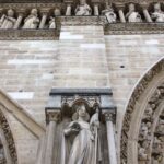 Links vom Hauptportal an der Westfassade von Notre Dame findet sich diese Figur mit der Königsgalerie darüber. Sie stellt die 28 Könige von Juda dar. Das Volk hielt sie für französische Könige. So wurden sie während der französischen Revolution wie so vieles andere zerstört. Mitte des 19. Jahrhunderts wurden sie ersetzt.