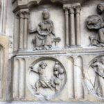 Sanierungsbedürftige Skulpturen am Hauptportal