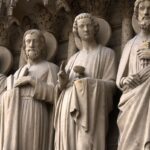 Bewunderungswürdiger Faltenwurf bei den Figuren an der linken Seite des Hauptportals
