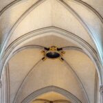 An dieser Stelle durchbrach 2019 beim Brand der Kathedrale der Vierungsturm das Gewölbe des Hauptschiffes. Heute ist das nicht mehr zu erahnen.