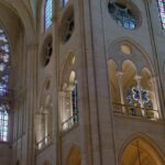 Der Sonnenschein auf den Fenstern der Südseite lässt die Kirche leicht und durchsichtig erscheinen
