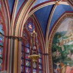 Glasfenster und Bemalung harmonieren farblich