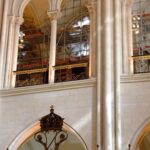 Während durch das Hauptportal an der Westfassade die Besucher strömen, gehen an der Ostseite am Chor die Arbeiten innen und außen weiter