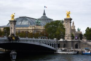 Blick über die Seine auf die Pont Alexandre III. und das Grand Palais