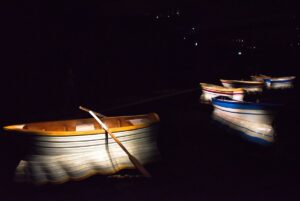 Ausstellung von Leandro Erlich: 6 Boote auf einem nächtlichen Kanal - oder?