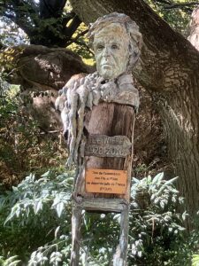 Erinnerung an Elie Wiesel im Park um die Ecke. Elie Wiesel war ein Überlebender des Holocaust und Friedensnobelpreisträger. Er hat eine Zeitlang in Paris gelebt.