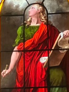 In der Eglise Sainte Elisabeth begeistern uns auch die sehr realistischen Glasfenster. Die Kirche wurde zu Beginn des 17. Jahrhunderts als Kirche eines Franziskannerinnenklosters gegründet. Seit 1938 ist sie Kirche des Malteserordens dessen Flagge in der Kirche hängt. 