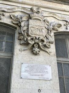 Diese Plakette an der Schule um die Ecke erinnert daran, dass zwischen 1942 und 1944 mehr als 11000 Kinder von den Nazis deportiert wurden mit aktiver Teilnahme der Vichy Regierung. Die Kinder wurden in den Konzentrationslager ermordet, weil sie als Kinder jüdischer Eltern geboren wurden.Mehr als 500 dieser Kinder lebten im 3. Arrondissement (der Stadtbezirk in dem wir uns befinden). Viele von ihnen gingen auf diese Schule.