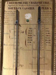 Ein altes Thermometer und ein Barometer. Das Thermometer hat die Hitzrekorde in Paris angegeben: 28°C 1769 und sagenhafte 31C 1753. Das ist ja lächerlich aus heutiger Sicht.