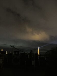Blick über die Dächer von Paris auf den Eiffelturm