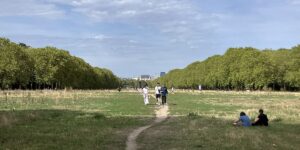 Im 19. Jahrhundert wurde der Bois de Vincennes als Landschaftspark umgestaltet. Im Hintergrund ist das Schloss mit dem 50m hohen Donjon zu sehen.