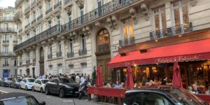 Wer etwas auf sich hält, steht in Paris offensichtlich Schlange. Man geht schließlich nicht in irgendein Restaurant...