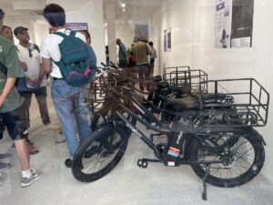 Sie stehen Schlange, um eines dieser Fahrräder Probe zu fahren